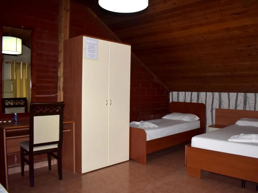 Economy Quadruple Room with Shared Bathroom — Hotel Central