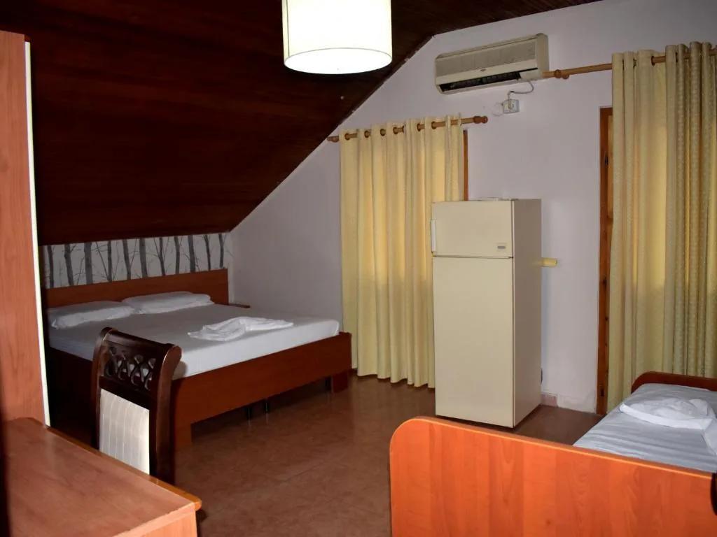 Economy Triple Room with Shared Bathroom — Hotel Central