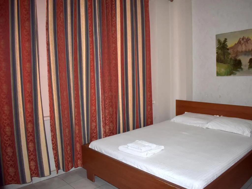Standard Double Room with Shared Bathroom — Hotel Central